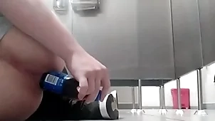 Me follo el culo sweep botella en baño público y alguien me vio