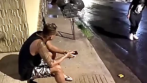 Um carioca comendo o cu guloso de um mineiro em um dia de chuva