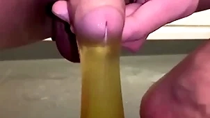 コンドームにおしっこしてオナニー
