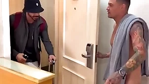 Vizinho tarado bateu na porta errada e acaba ganhando leitinho ,vídeo completo picayune red…