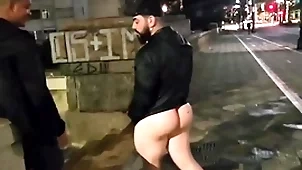 Varios homens safados  fodem na rua sem medo fulfil perigo ( completo picayune red)