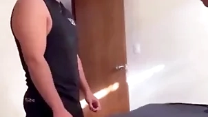 Me follo al plomero que está bien delicioso