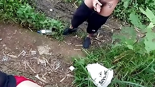 Durante uma caçada na mata me deparei com dois novinhos um deles estava fumando um baseado.  vídeo completo com direito a duas gozadas disponível itsy-bitsy red-hot  e subscrição.