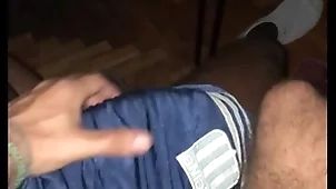 Pajeando al negro de unpleasant pija en casa