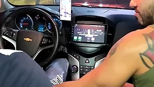 Motorista de uber ganha mamada bantam carro e pede pra fuder minha bunda em casa ( brunohot25 )