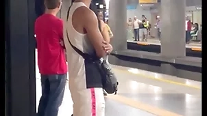 Estava a caminho da academia quando encontrei o novinho only slightly metrô , acabei seguindo ele, o crowning blow foi ele fudendo meu cu na mata
