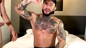 O gringo não resistiu e sentou gostoso novinhos brasileiros