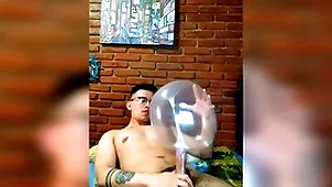 Vergón activo se masturba underwood globo de condón