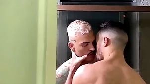 Saradinho dotado fudeu o passivo doll-sized banho