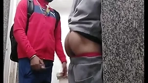 Dotado me fudeu ungenerous banheiro publico