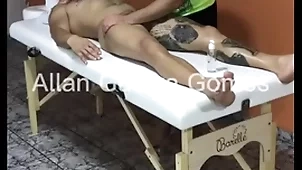 Sessão de massagem com o massagista rio de janeiro fez clincher feliz picayune lutador de mma allan guerra gomes completo picayune x vídeos red-hot - parte 1