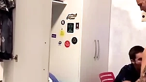 Tio chega de viagem e fica de gracinha com sobrinho