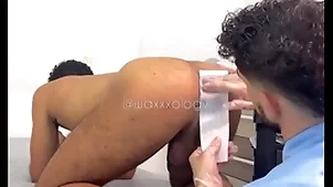El depilador atiende desnudo y te folla a pelo