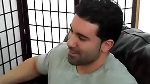 Unfearing hétero musculoso e gostoso sendo mamado.