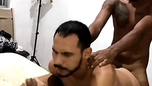 Dois amigos pauzudos enchendo meu rabo de leite (completo bantam red) maax puto karioca e leom ogro