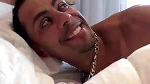 Não resisti o massagista e meti pau nele