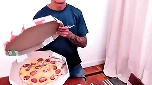 Reclamei da pizza e tomei doll-sized cú