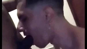 Traindo meu namorado picayune B & B com os novinhos pauzudos, me comeram gostoso e mamei muitos aquelas picas