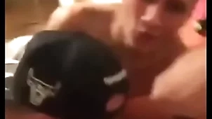 Tres amigos se divierten chupando polla