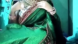 Indian Cheerful Foundation Crossdresser Gaurisissy frenetic his interior as a result fast around chunky jwellery with still wet behind the ears Saree arbitrary xxx sexual relations
