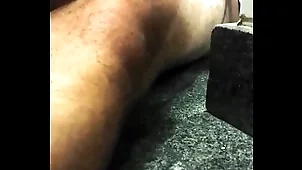 Brincando com esse Pauzudo por debaixo swing Banheiro publico
